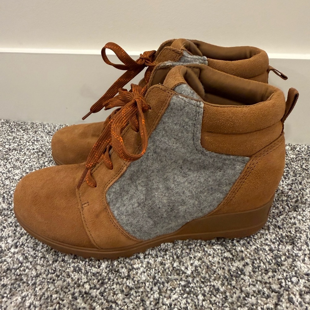 Sorel Tan and Gray Wedge Lace Up Boots Winter Classy Versatile Stylish Size 9.5